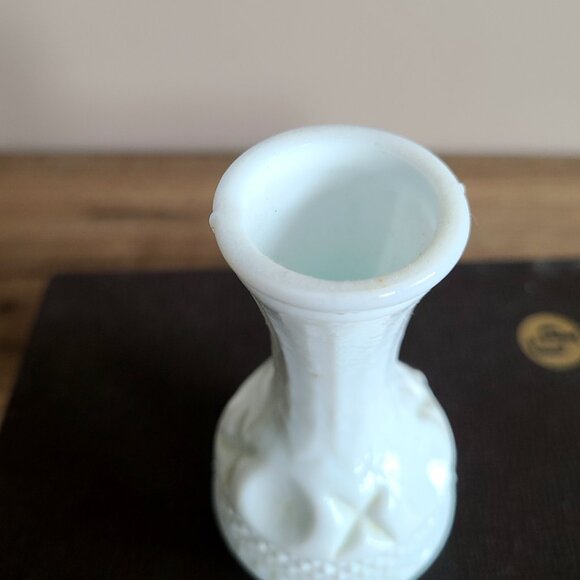 Small vintage  milk glass bud vase. - Picture 3 of 4